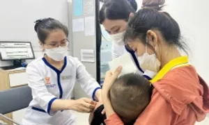 Trẻ nghi mắc sởi tiêm vaccine được không?