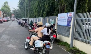 Dùng xe đặc chủng đưa thí sinh đi đổi thẻ dự thi