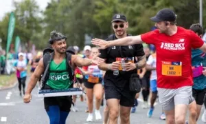 DJ Anh vừa chơi nhạc vừa chạy half marathon