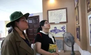 Nhiều người trẻ đến thành cổ Quảng Trị tri ân