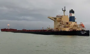 Tàu chở 170.000 tấn quặng sắt mắc cạn ở biển Dung Quất