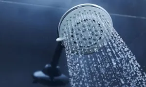 Tắm đêm thế nào phòng đột quỵ?